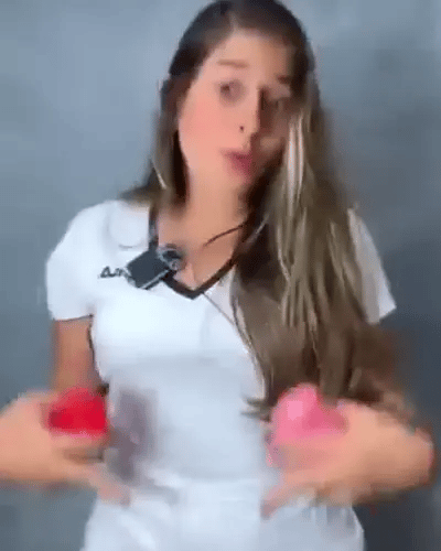 Chica mostrando el frasco URO y el aceite Truly
